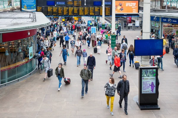 Concourse Waverley Station met reizigers die aankomen en vertrekken met de trein — Stockfoto
