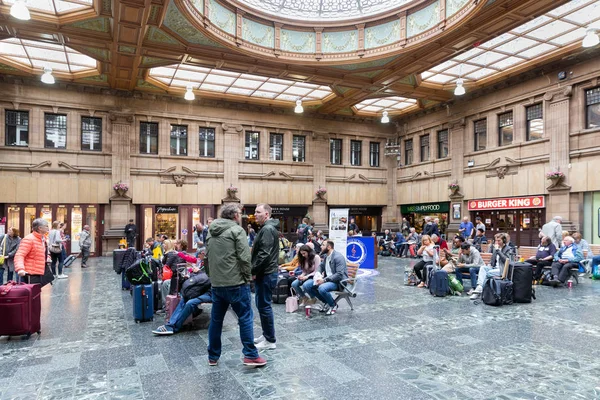 Kamer Waverley Station Edinburgh wachten met reizigers zitten en wachten — Stockfoto