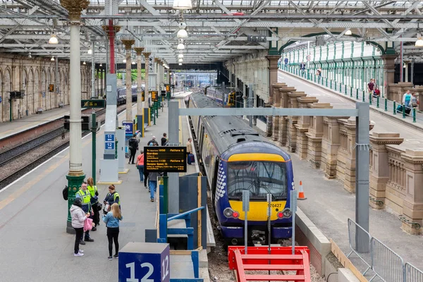 Trainen op Waverley Station Edinburgh met reizigers wachten voor vertrek — Stockfoto