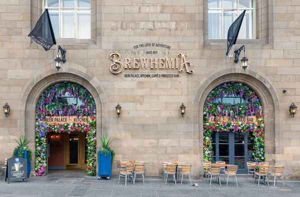 Facade of restaurant Edinburgh directly opposite Waverley train station — Stock Photo, Image