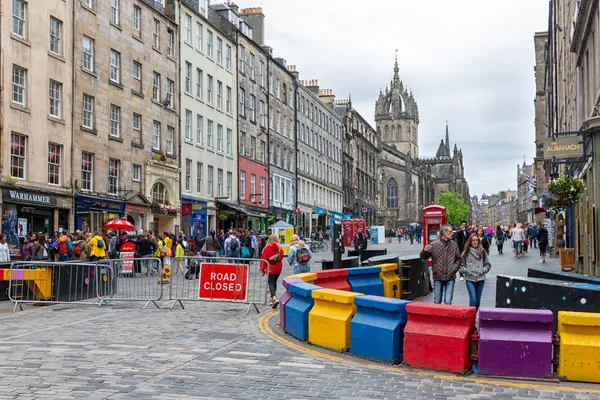 Gente comprando en Royal Mile Edimburgo con barricadas para vehículos —  Fotos de Stock