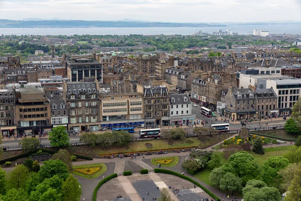 Paesaggio urbano Edimburgo con giardini Princes Street, Vista aerea dal castello — Foto Stock