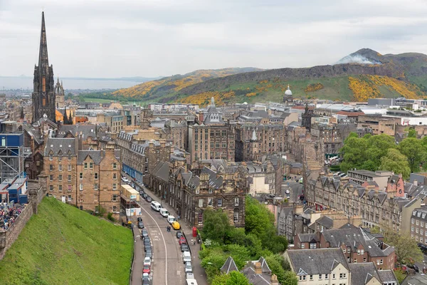 Paesaggio urbano Edimburgo con vista sulla Cattedrale di Giles e Arthurs Seat — Foto Stock