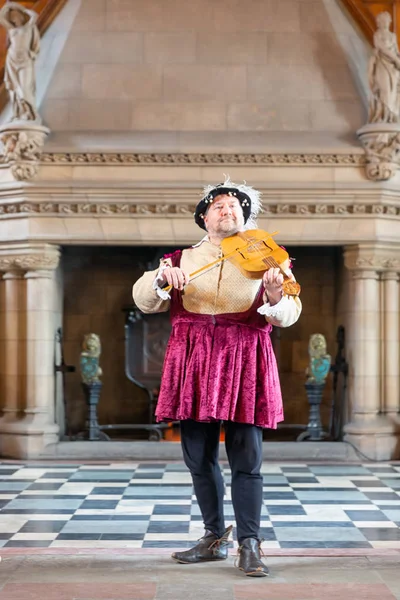 Minstrel in middeleeuws kostuum spelen een viool in kasteel van Edinburgh — Stockfoto