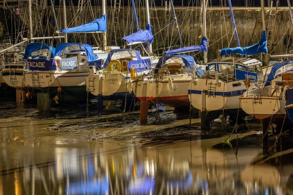 Port Queensferry Écosse avec plusieurs yachts coincés dans la boue — Photo