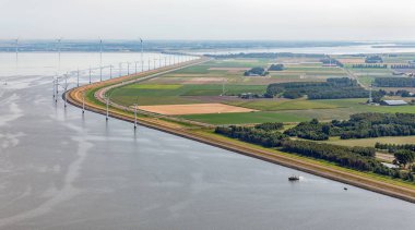 Havadan görünümü rüzgar türbinleri boyunca sahil Flevoland, Hollanda