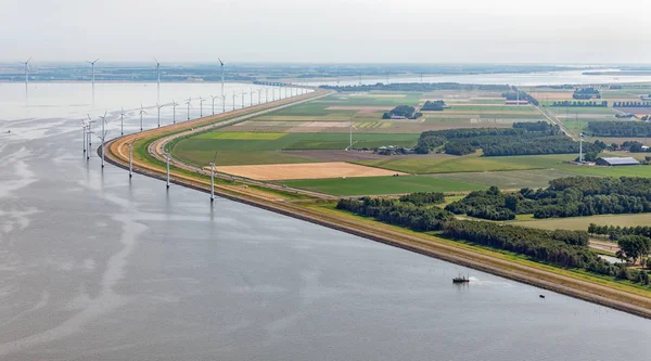 Luchtfoto windturbines langs de kust van Flevoland, Nederland — Stockfoto