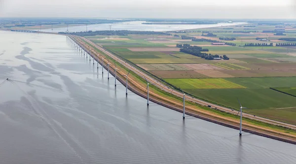 Windkraftanlagen entlang der Küste von Flevoland, den Niederlanden — Stockfoto