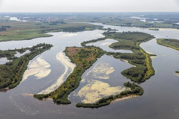 Mündung der holländischen Ijssel mit kleinen Inseln und Feuchtgebieten — Stockfoto