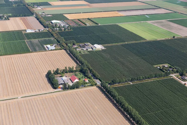 De Nederlandse polder luchtfoto met agrarische landschap en boerderijen — Stockfoto