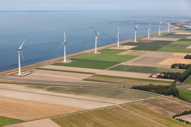 Havadan görünümü ile Rüzgar türbinleri Sahili boyunca Hollanda tarım peyzaj
