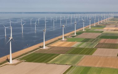 Havadan görünümü Sahili boyunca offshore rüzgar türbinleri ile Hollandalı peyzaj