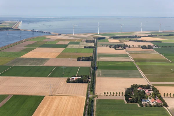 Luchtfoto Nederlandse agrarische landschap met windturbines langs kust — Stockfoto