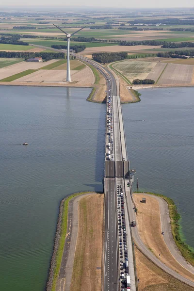 Vista aérea Paisaje holandés con puentes y aerogeneradores —  Fotos de Stock