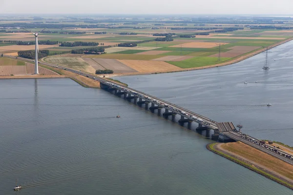 Widok z lotu ptaka krajobraz holenderskich z mostu i wiatr turbiny — Zdjęcie stockowe
