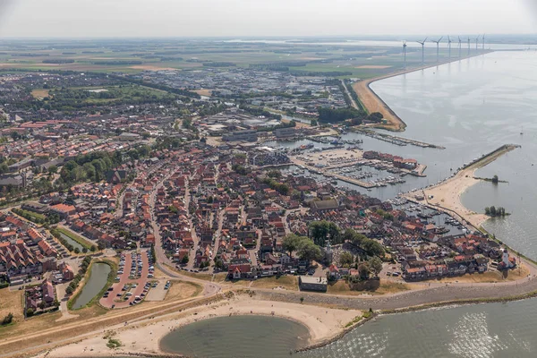 Vue aérienne Village de pêcheurs néerlandais avec port et zone résidentielle — Photo