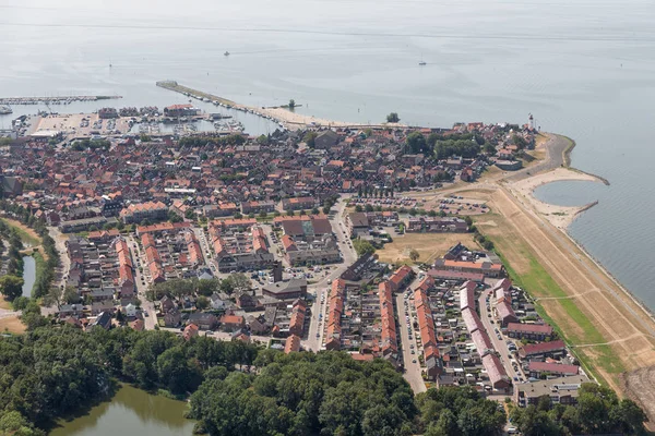 Vista aérea pueblo pesquero holandés con puerto y zona residencial —  Fotos de Stock