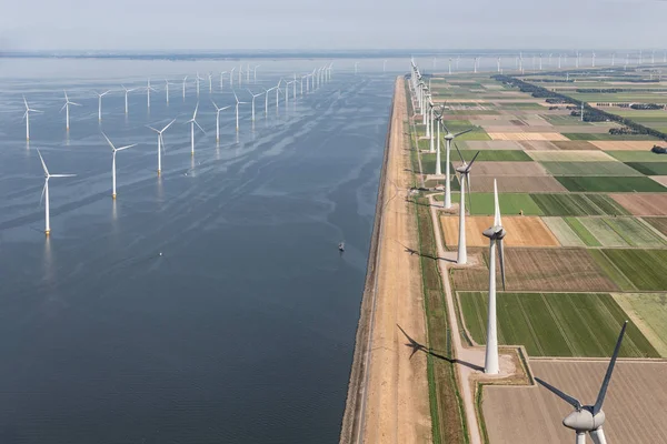 Letecký pohled na holandské krajiny s pobřežní větrné turbíny podél pobřeží — Stock fotografie