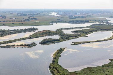 Haliç küçük adalar ve sulak alanlar ile Hollandalı Nehri'nin Ijssel