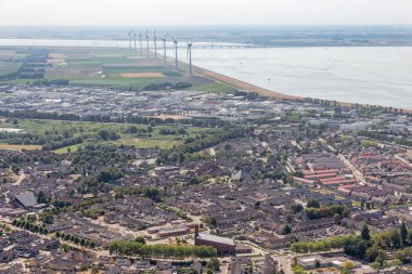 Havadan görünümü Hollandalı balıkçı köyü yerleşim alanı ve windturbines ile