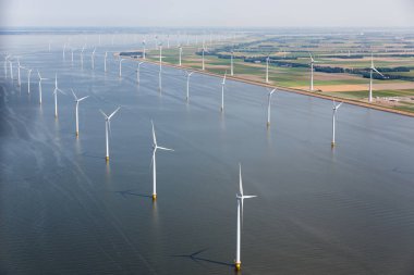 Havadan görünümü Hollanda deniz kıyısında deniz rüzgar türbinleri ile