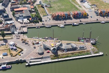 Geleneksel ile havadan görünümü liman Hollandalı köy Stavoren gemiler yelken