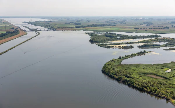 Monding van Nederlandse rivier de Ijssel met eilandjes en wetlands — Stockfoto
