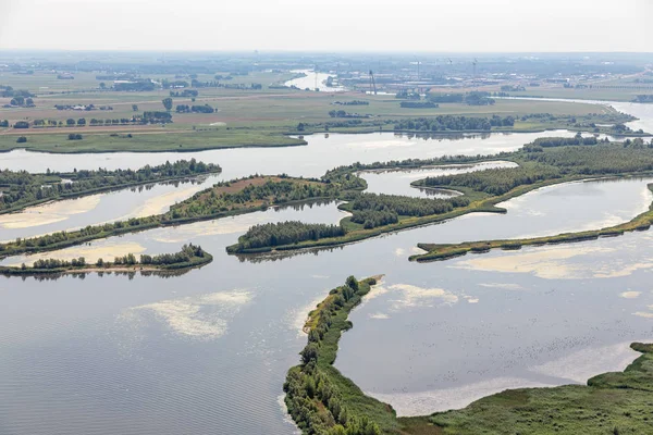 Monding van Nederlandse rivier de Ijssel met eilandjes en wetlands — Stockfoto