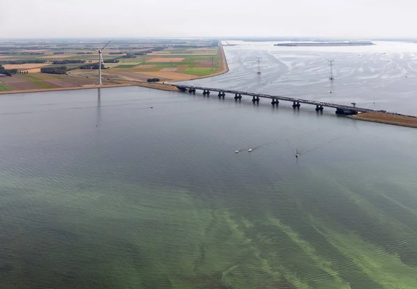 橋、風力タービン藻類とオランダの風景空撮 — ストック写真