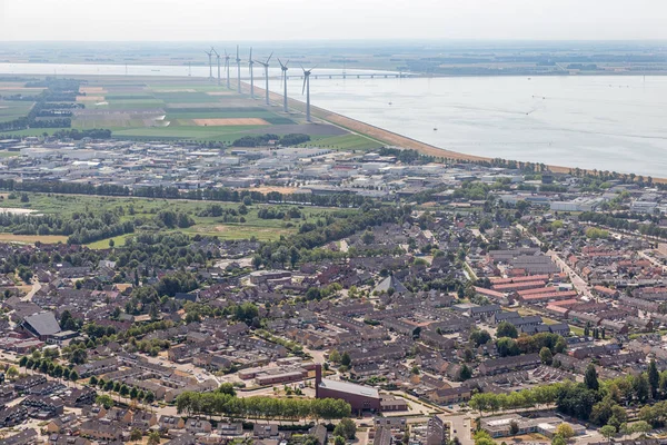 Vista aérea Aldeia pesqueira holandesa com área residencial e turbinas eólicas — Fotografia de Stock