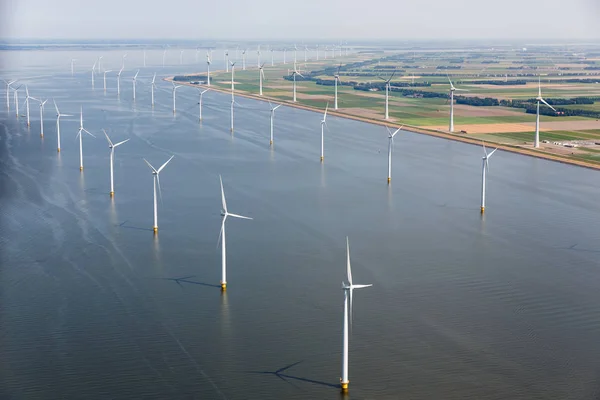 Widok z lotu ptaka holenderski morze z turbin wiatrowych offshore na wybrzeżu — Zdjęcie stockowe