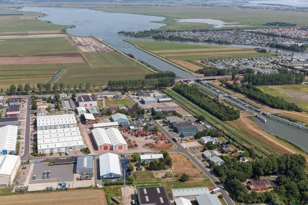 Vista aérea playa pueblo holandés Lemmer con puerto deportivo —  Fotos de Stock