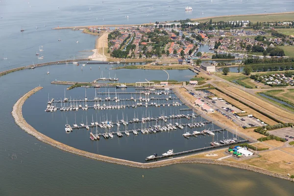 Vista aérea Aldeia holandesa Stavoren no lago IJsselmeer com marina — Fotografia de Stock