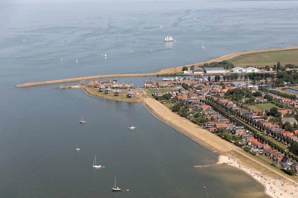 Vista aerea Villaggio olandese Stavoren al lago IJsselmeer con porto — Foto Stock