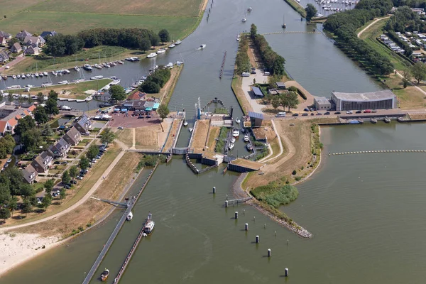Widok z lotu ptaka port holenderski wieś Stavoren z ancdcanal Śluza — Zdjęcie stockowe