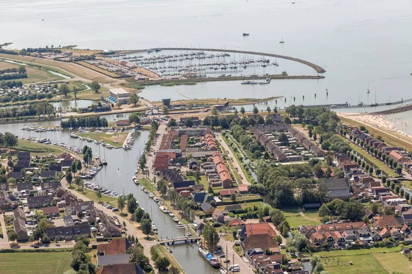 Widok z lotu ptaka holenderska wieś Stavoren na jezioro Ijsselmeer z marina — Zdjęcie stockowe