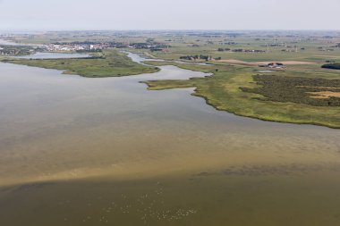 Havadan görünümü Hollandalı köy Makkum IJsselmeer Gölü, sığ su ile