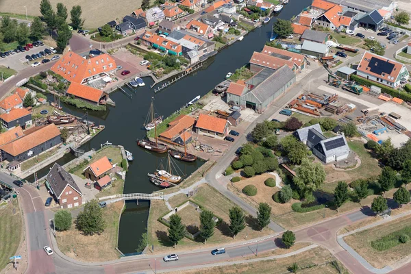 Vista aérea puerto interior pueblo holandés Workum con astillero tradicional —  Fotos de Stock