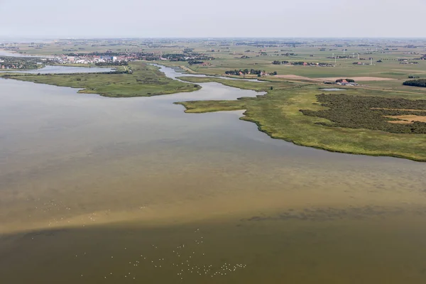 Vista aerea villaggio olandese Makkum al lago IJsselmeer con acque poco profonde — Foto Stock