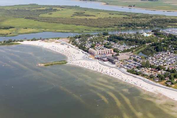 Letecký pohled na holandské vesnice Makkum s lidmi, pláže a koupání — Stock fotografie