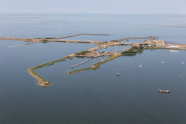 Vista aérea Balsas holandesas Kornwerderzand entre IJsselmeer e Mar de Wadden — Fotografia de Stock