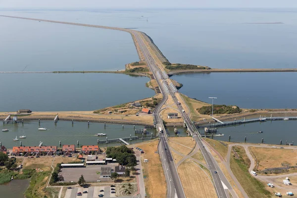 Luftbild Niederländische Schleusen kornwerderzand zwischen Ijsselmeer und Wattenmeer — Stockfoto
