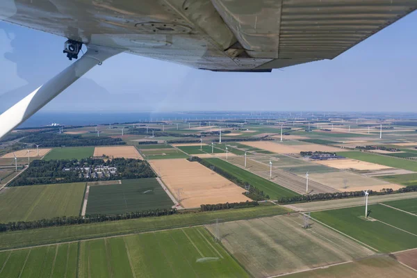 Niederländische Landschaft mit Ackerland und Windrädern aus der Luft — Stockfoto