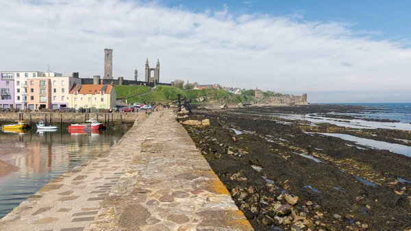 海港和地平线与圣安德鲁斯的废墟, 苏格兰 — 图库照片