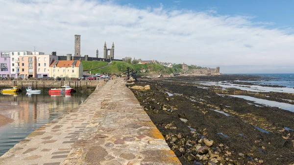 Port et skyline avec ruines de St Andrews, Écosse — Photo