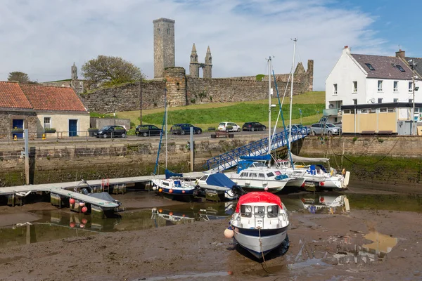 Puerto con barcos y horizonte con catedral St Andrews, Escocia — Foto de Stock