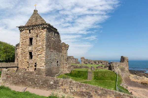 塔和废墟中世纪城堡在 St 安德鲁斯, 苏格兰 — 图库照片