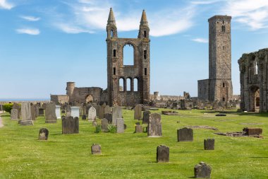 Harabe ve mezarlık cathedral St Andrews, Scotland yakınındaki mezar taşları ile
