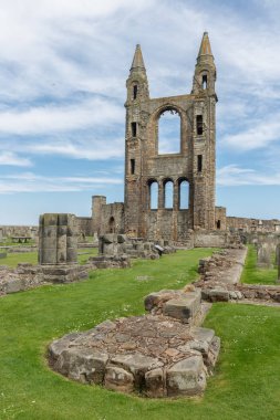 Harabe ve mezarlık cathedral St Andrews, Scotland yakınındaki mezar taşları ile