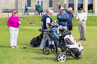 Ünlü golf sahasında St Andrews, Scotland Golf oynayanlar